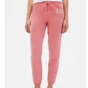 🆕️ Gap fleece lined jogger Sits low on the waist. Slim through the hip